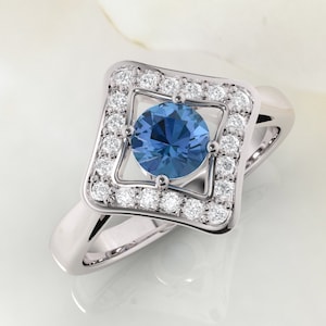 Anello di zaffiro. Anello di fidanzamento. Anello con zaffiro e diamanti di ispirazione antica. Disponibile in oro giallo, bianco o rosa 14K o 18K.