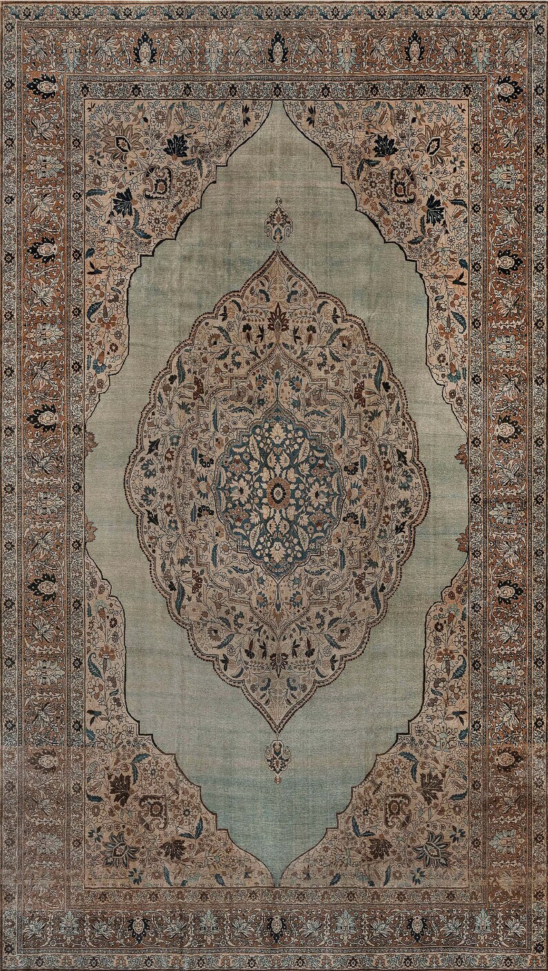 Pu&ograve; includere: Un tappeto persiano vintage con sfondo blu chiaro e intricati motivi floreali in tonalit&agrave; di marrone, beige e blu. Il tappeto presenta un medaglione centrale con un motivo ripetitivo di fiori e foglie.