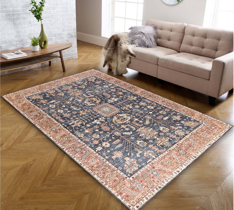 K&ouml;nnte beinhalten: Ein marineblauer Teppich mit traditionellem persischem Design. Der Teppich hat einen roten und cremefarbenen Rand mit komplizierten Blumenmustern.