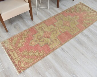 Könnte beinhalten: Ein Vintage-Läufer mit geometrischem Muster in Rot-, Beige- und Brauntönen. Der Läufer hat einen Fransenrand und ist aus Wolle.
