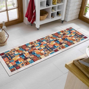 Könnte beinhalten: Ein bunter, gemusterter Läufer mit Patchwork-Design in Blautönen, Rot, Gelb und Braun. Der Läufer ist aus einem weichen, strapazierfähigen Material gefertigt und perfekt, um jedem Raum einen Hauch von Stil zu verleihen.