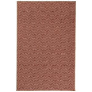 Può includere: Un tappeto rettangolare con un motivo a spina di pesce intrecciato in tonalità marrone rossiccio e beige. Il design del tappeto presenta un motivo a forma di V ripetuto, creando una superficie strutturata. Il tappeto è adatto per uso interno o esterno.