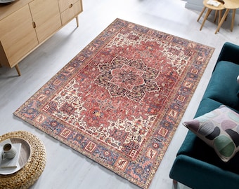 Könnte beinhalten: Ein roter, blauer und cremefarbener Teppich mit traditionellem persischem Design. Der Teppich hat ein großes zentrales Medaillon und einen Rand mit komplizierten Mustern.