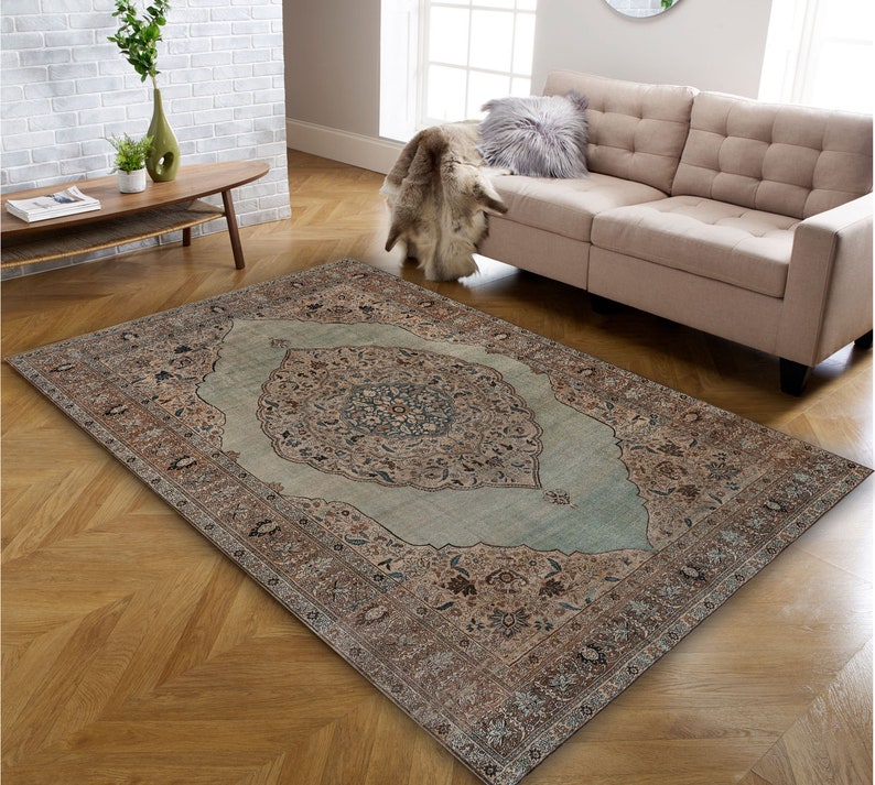 Pu&ograve; includere: Un tappeto vintage con un centro blu chiaro e intricati motivi floreali in tonalit&agrave; di marrone, beige e crema. Il tappeto ha un aspetto vissuto ed &egrave; perfetto per aggiungere un tocco di stile tradizionale a qualsiasi stanza.