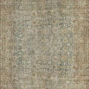 Puede incluir: Una alfombra rectangular con un patrón desgastado y descolorido en tonos apagados de verde salvia, beige y marrón claro. El diseño incluye un motivo de medallón central rodeado de elementos florales complejos y un borde ancho y detallado.