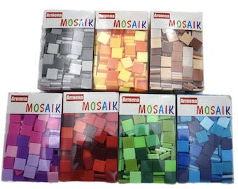 Può includere: Otto scatole di piccole tessere di mosaico di vetro colorate. Ogni scatola è etichettata "Armenia Mosaik" e contiene un colore diverso di tessere, tra cui grigio, arancione, marrone, rosa, rosso, verde, blu e blu chiaro.