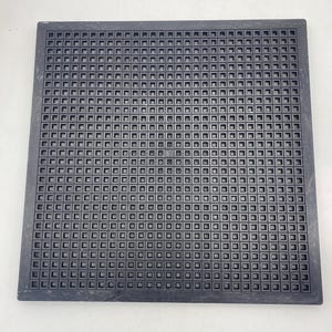 Op de afbeelding: Een zwart kunststof prikbord met een rasterpatroon. Het prikbord is gemaakt van een duurzaam materiaal en heeft een glad oppervlak.