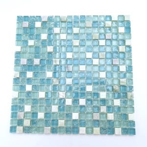 Può includere: Un foglio di piastrelle a mosaico quadrato composto da piccole piastrelle quadrate in tonalità di blu, bianco e accenti iridescenti. Le piastrelle sono disposte a griglia, creando una superficie strutturata. Ideale per alzatine di bagni o cucine.