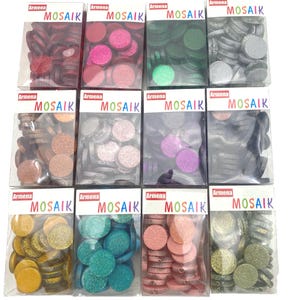 Könnte beinhalten: Eine Sammlung von Mosaikfliesen in verschiedenen Farben, darunter Rot, Rosa, Grün, Silber, Gold, Kupfer und Türkis. Jede Farbe ist in einem transparenten Kunststoffbehälter mit dem Markennamen "Armena MOSAIK" verpackt. Die Fliesen sind rund und glitzernd.