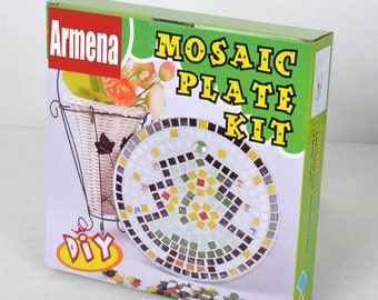 DIY plate craft set with Christmas motifs in round, diameter 20 cm, Christmas decorative plates, colourful, mostly green.