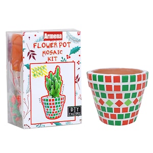 Könnte beinhalten: Ein Blumentopf-Mosaik-Set mit einem roten, grünen und weißen Mosaikdesign. Das Set enthält einen kleinen Terrakotta-Topf, Mosaikfliesen und Kleber. Die Schachtel zeigt den Text "Flower Pot Mosaic Kit" und "Super Mini".