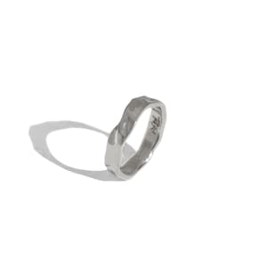 Anello sottile in argento sterling martellato, texture organica, fascia unisex