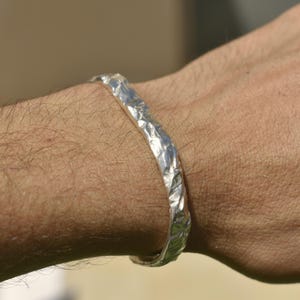 Diseño de brazalete orgánico, joyería de óxido, puño de muñeca con textura natural