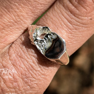 Anello con sigillo in argento sterling grezzo e lucidato, design unico