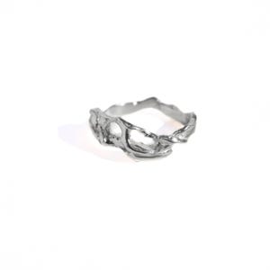 Anello con ramo in argento liquido, design organico
