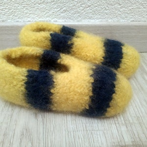 34 a pair of self-knitted felt shoes colorful children&#39;s shoes slippers slippers slippers shoes felt slippers
