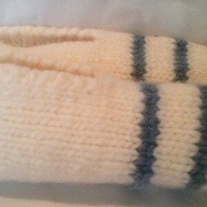 01 a pair of self-knitted felt shoes, white with blue stripes, children&#39;s shoes, slippers, slippers, slippers, felt slippers