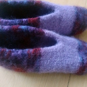 40 ein Paar selbstgestrickter Filzschuhe bunt Kinderschuhe Hüttenschuhe Puschen Hausschuhe Schuhe Filzpatschen