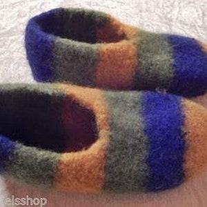 12 a pair of self-knitted felt shoes colorful striped children&#39;s shoes slippers slippers shoes felt slippers