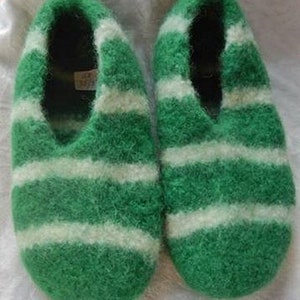 07 a pair of self-knitted felt shoes, colorful green with white stripes, children&#39;s shoes, slippers, slippers, slippers, felt slippers