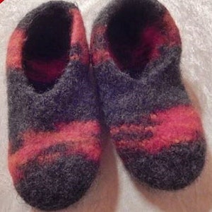 13 a pair of self-knitted felt shoes with colorful stripes, children&#39;s shoes, slippers, slippers, slippers, felt slippers