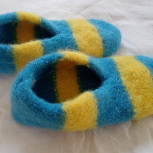 15 ein Paar selbstgestrickter Filzschuhe bunt Kinderschuhe Hüttenschuhe Puschen Hausschuhe Schuhe Filzpatschen