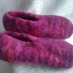 29 ein Paar selbstgestrickter Filzschuhe fuchsia lila meliert Kinderschuhe Hüttenschuhe Puschen Hausschuhe Schuhe Filzpatschen