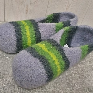 55 ein Paar selbstgestrickter Filzschuhe bunt Kinderschuhe Hüttenschuhe Puschen Hausschuhe Schuhe Filzpatschen