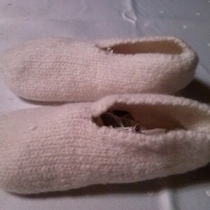 F09 ein Paar selbstgestrickter Filzschuhe weiß Kinderschuhe Hüttenschuhe Puschen Hausschuhe Schuhe Filzpatschen