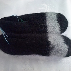 06 a pair of self-knitted felt shoes colorful black gray striped children&#39;s shoes slippers slippers slippers shoes felt slippers