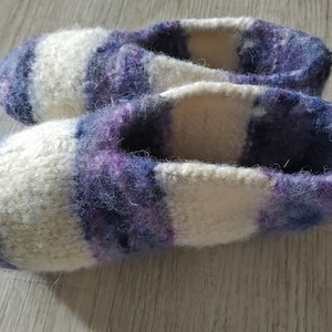 24 a pair of self-knitted felt shoes colorful children&#39;s shoes slippers slippers slippers shoes felt slippers