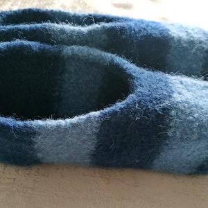 23 ein Paar selbstgestrickter Filzschuhe bunt Kinderschuhe Hüttenschuhe Puschen Hausschuhe Schuhe Filzpatschen