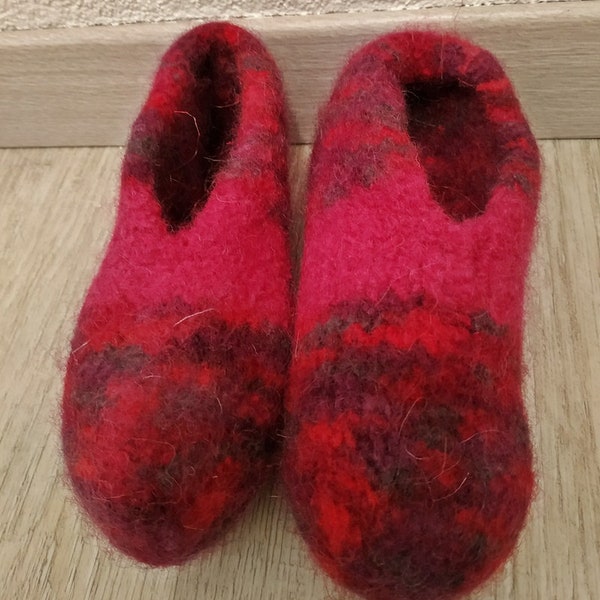 18 ein Paar selbstgestrickter Filzschuhe bunt Kinderschuhe Hüttenschuhe Puschen Hausschuhe Schuhe Filzpatschen