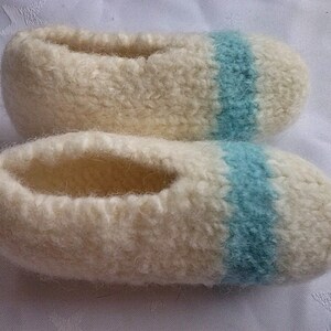 02 a pair of self-knitted felt shoes colorful white with mint stripes children&#39;s shoes slippers slippers slippers shoes felt slippers