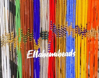 Puede incluir: Una variedad de collares de cuentas de colores, incluyendo rojo, azul, verde, amarillo y blanco. Los collares están hechos con cuentas pequeñas y tienen un acento dorado en la parte superior. El texto "Ellabemibeads" es visible en el centro de la imagen.