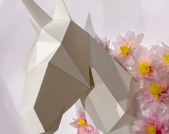 Papercraft Unicorno, modello di carta 3D. Costruisci la tua scultura di carta low poly da PDF: ottima come regalo, progetto fai-da-te e decorazione murale.