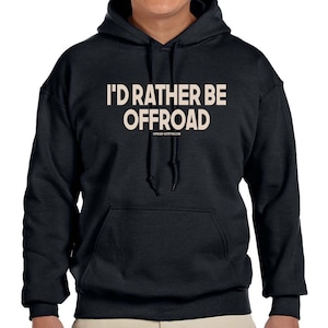 Puede incluir: Una sudadera con capucha azul marino con el texto "I'D RATHER BE OFFROAD" en color crema. La dirección del sitio web "OFFROAD-OUTFITTER.COM" está impresa debajo. La sudadera tiene un bolsillo delantero y una capucha con cordón.