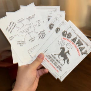 Petites affiches des bureaux de vote « Go Away » et « Think Map »
