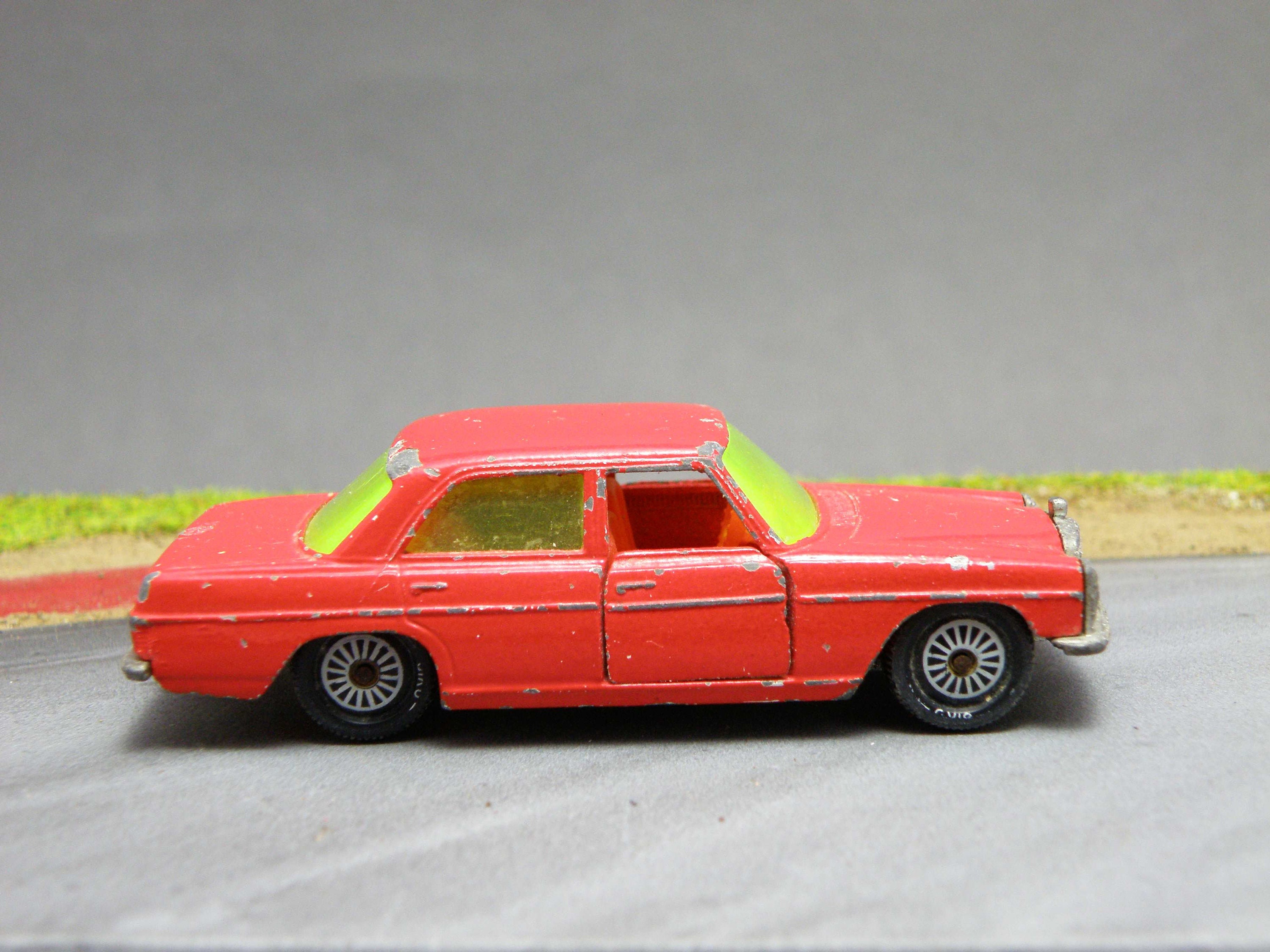 Siku Mercedes 250 ミニカー 水色 Siku No. V256 M-B 250SE (W108) - Diecast Garage