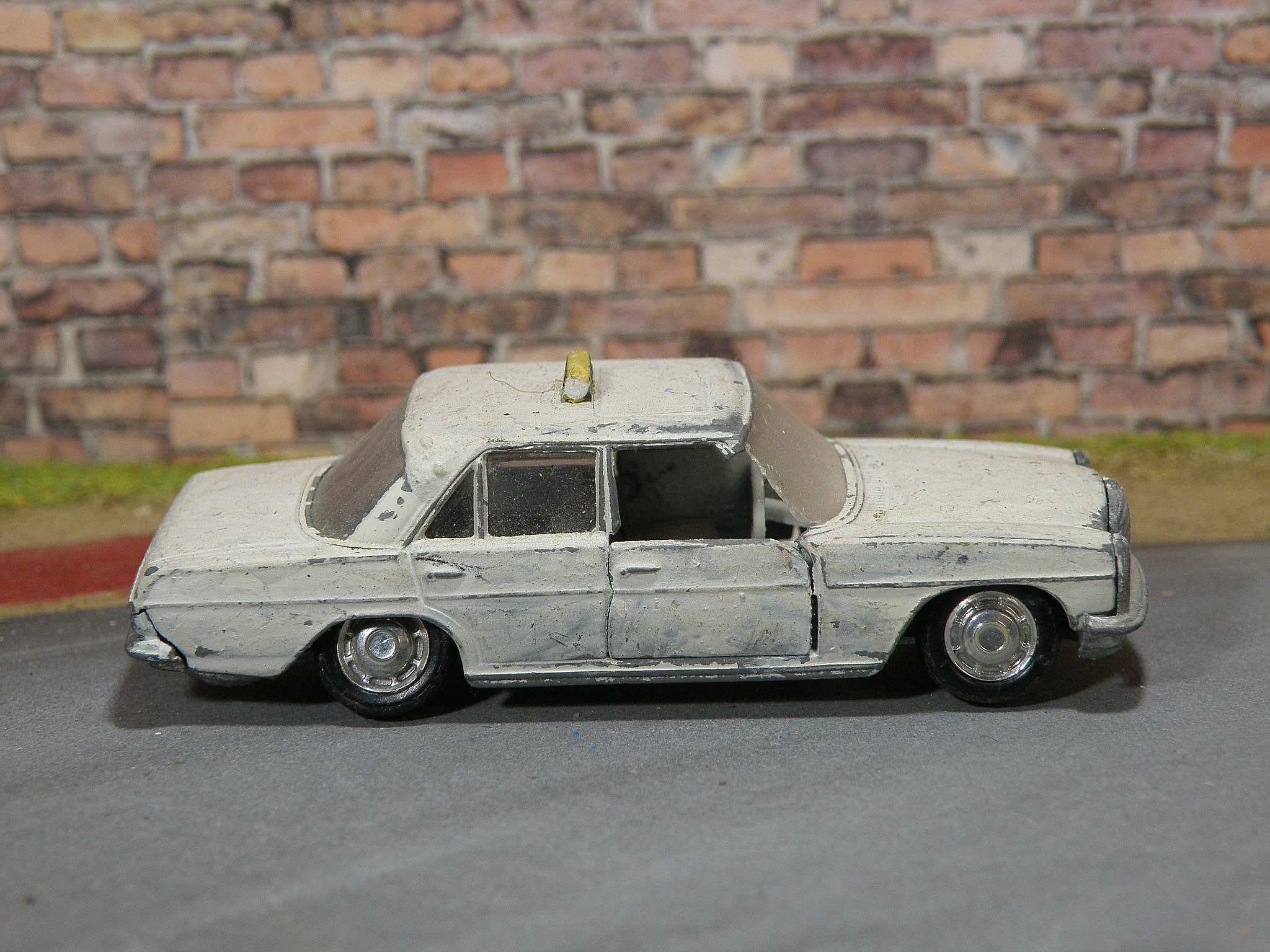 Vintage MERCEDES 200 /8 Taxi (schuco No. 805) - Majorette