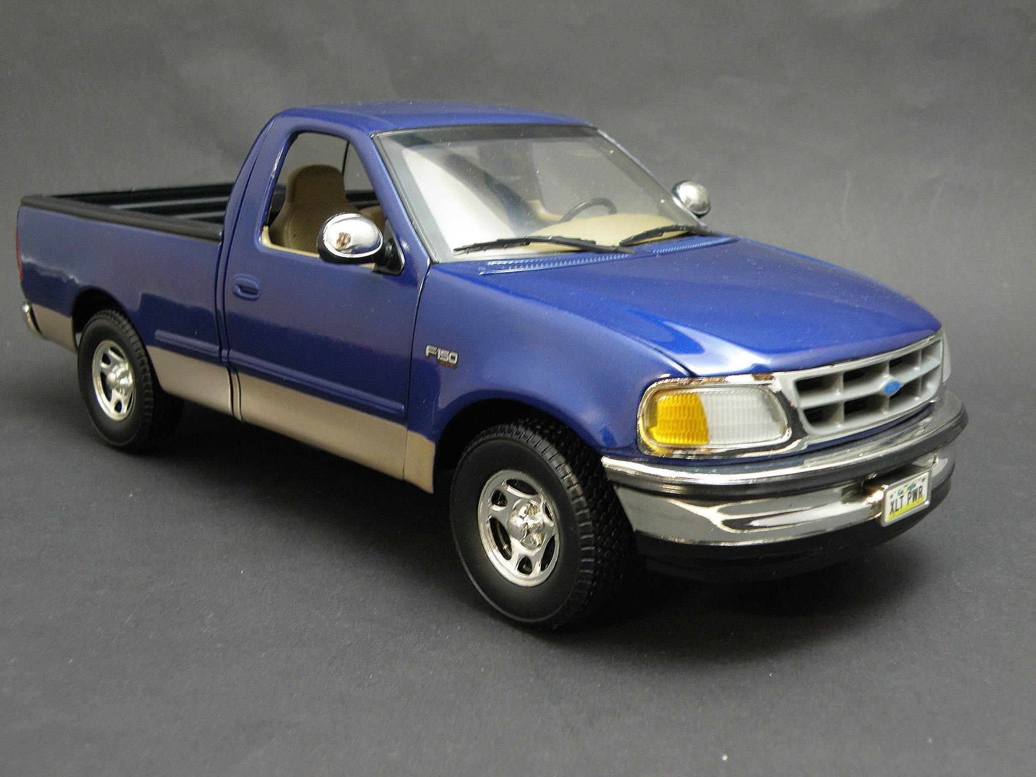 scale 1 18 FORD F150 XLT Flairside ERTL Pick up truck Die Cast scale 1 18 Revell Hot Wheels Redlining Lesney Die casting model
