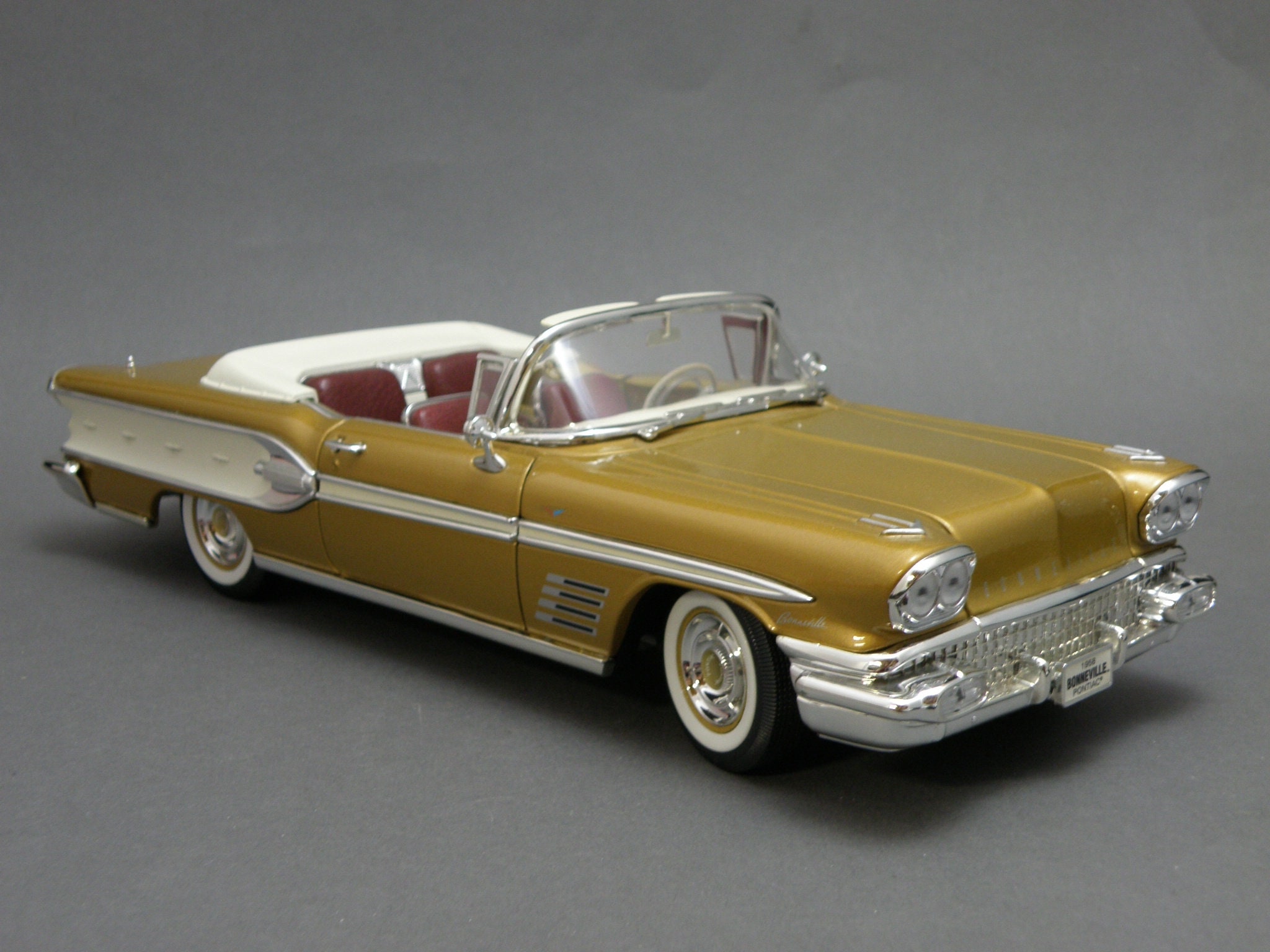 1/18 1958 PONTIAC BONNEVILLE 本体美品　絶版品 Scale 1/18 1958 PONTIAC BONNEVILLE Convertible - Road Signature