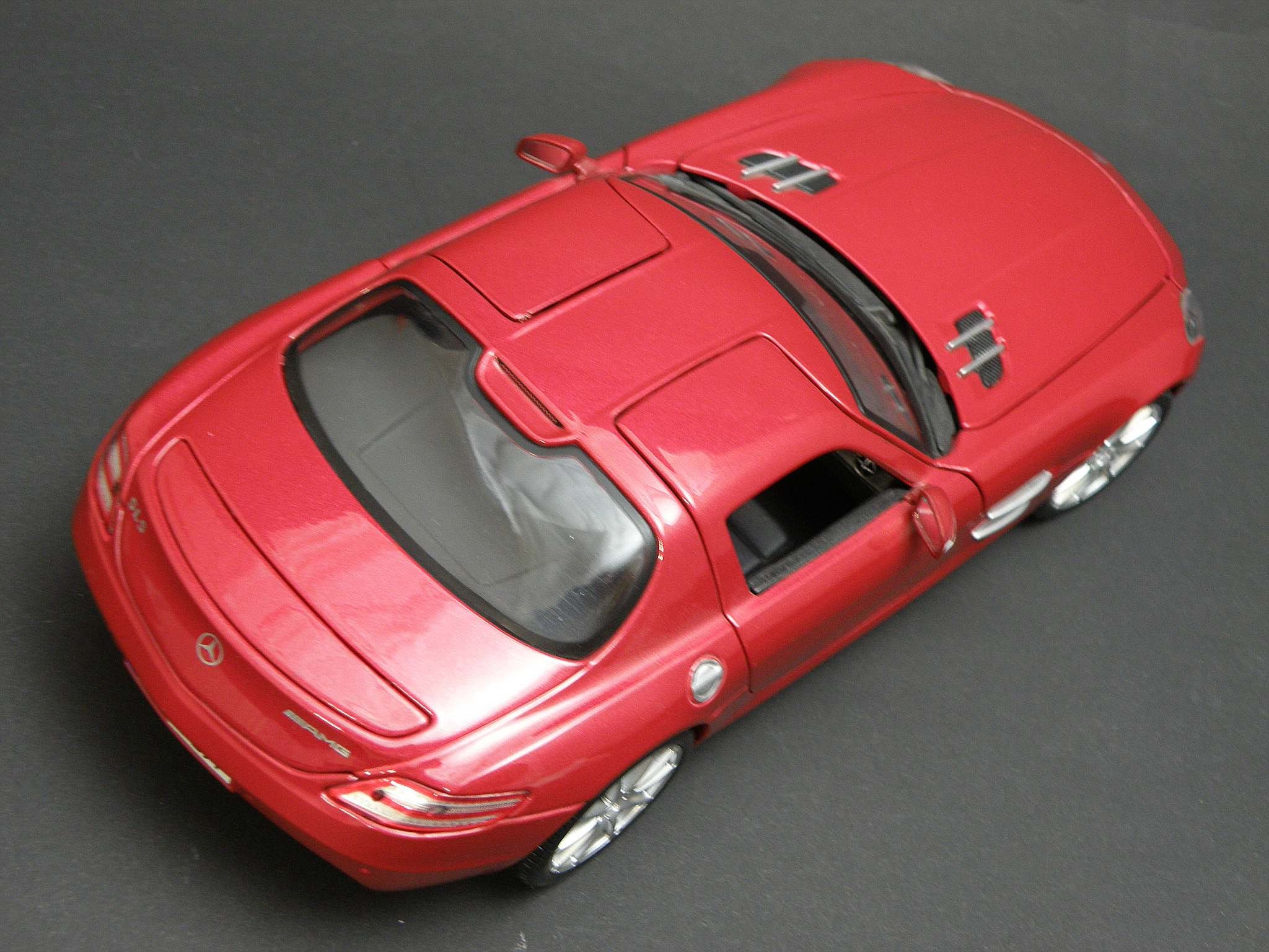 MINICHAMPS 1:18 Mercedes-Benz AMG SLS Black Series Red