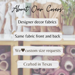 Puede incluir: Un cartel blanco con el texto "About Our Covers" en letras negras. Debajo del texto hay cuatro carteles blancos con texto negro, cada uno con un mensaje diferente sobre las cubiertas. Los carteles dicen: "Designer decor fabrics", "Same fabric front and back", "We &hearts; custom size requests", y "Crafted in Texas".
