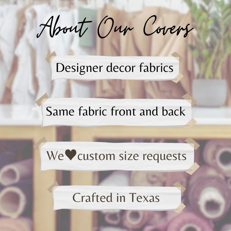 Puede incluir: Un cartel blanco con el texto "About Our Covers" en letras negras. Debajo del texto hay cuatro carteles blancos con texto negro, cada uno con un mensaje diferente sobre las cubiertas. Los carteles dicen: "Designer decor fabrics", "Same fabric front and back", "We &hearts; custom size requests", y "Crafted in Texas".