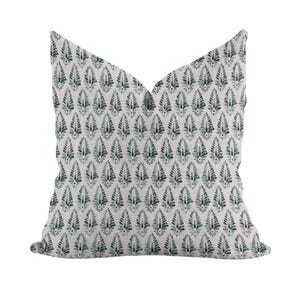 Puede incluir: Una almohada blanca con un patr&oacute;n de hojas verdes. La almohada est&aacute; hecha de una tela suave y c&oacute;moda y es perfecta para agregar un toque de naturaleza a la decoraci&oacute;n de tu hogar.