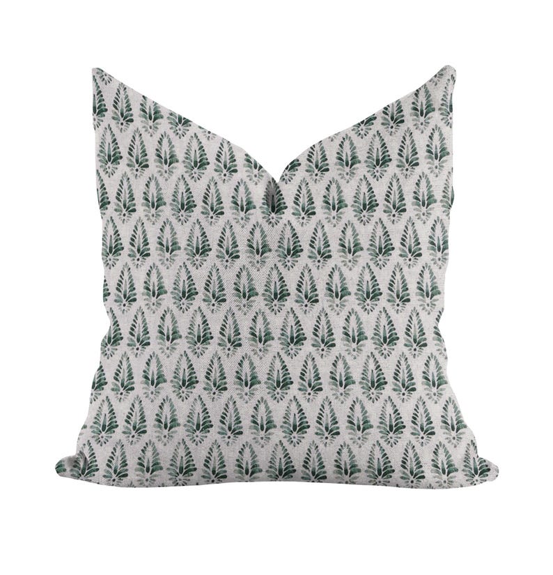 Puede incluir: Una almohada blanca con un patr&oacute;n de hojas verdes. La almohada est&aacute; hecha de una tela suave y c&oacute;moda y es perfecta para agregar un toque de naturaleza a la decoraci&oacute;n de tu hogar.