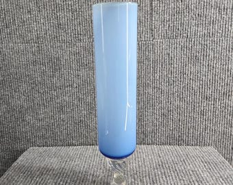 Vaso de vidro azul estilo Murano com haste transparente torcida