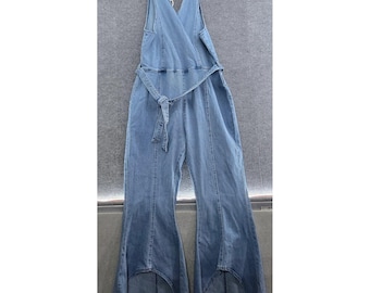 Mono vaquero con escote en V, bajo acampanado y pernera ancha estilo retro.