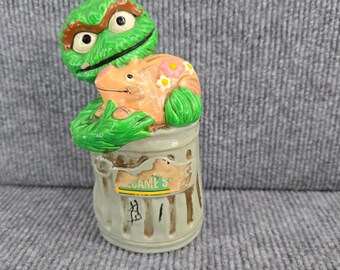 Hucha con forma de cubo de basura de Óscar el Gruñón de Barrio Sésamo, modelo vintage de 1978 de Gorham.